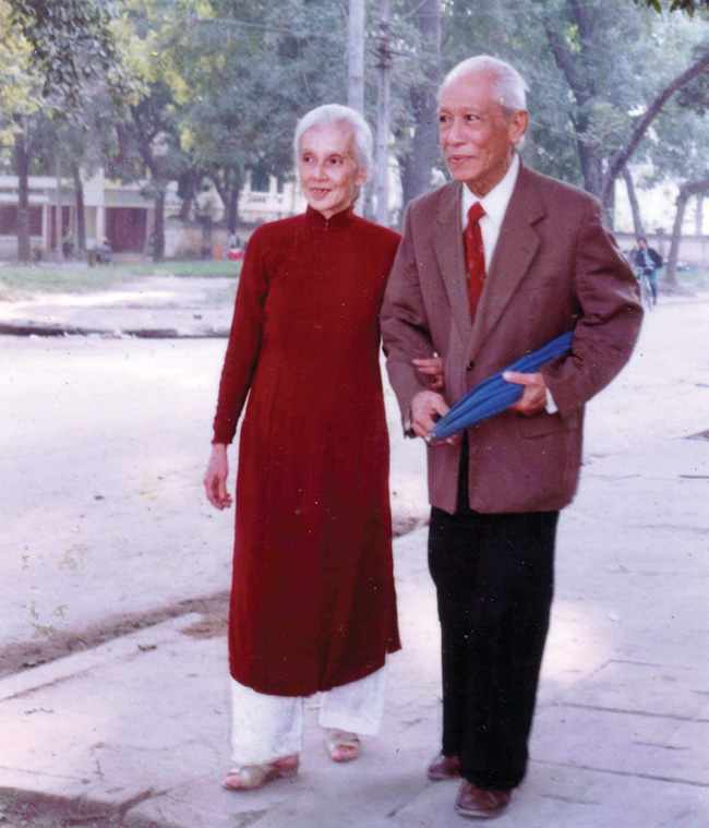 GS. Ngụy Như Kontum và vợ năm 1991