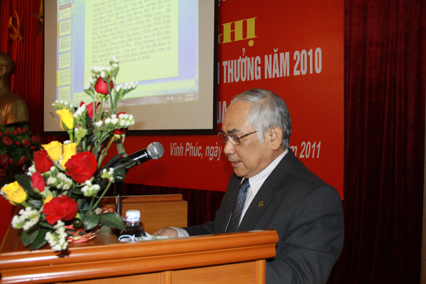 PGS.TS Phạm Trọng Quát - Phó giám đốc ĐHQGHN trình bày Báo cáo tổng kết năm 2010