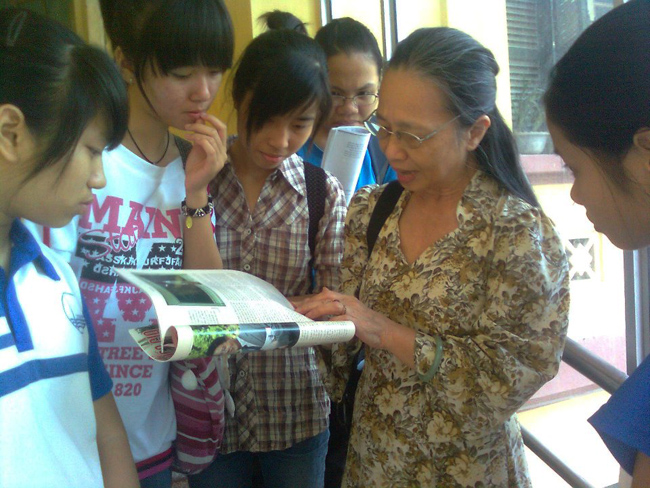 Cô Trihj Dục Tú cùng các sinh viên của VNU - HUS
