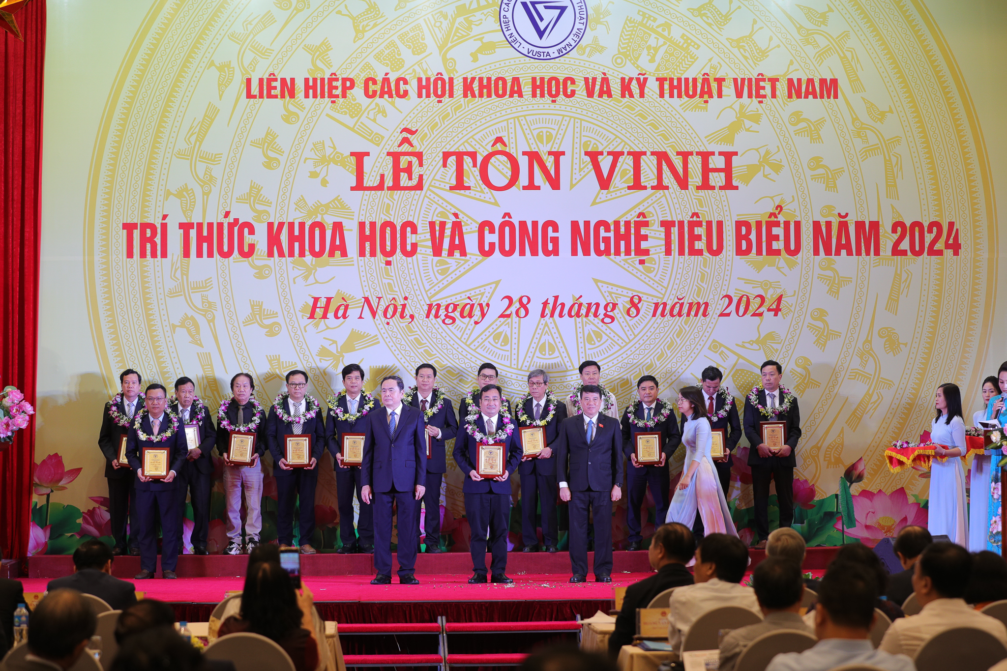 https://vnu.edu.vn/upload/2024/12/36280/image/VNU%20-%20Le%20ton%20vinh%20Tri%20thuc%20KHCN%20tieu%20bieu%202024%20(14).jpg